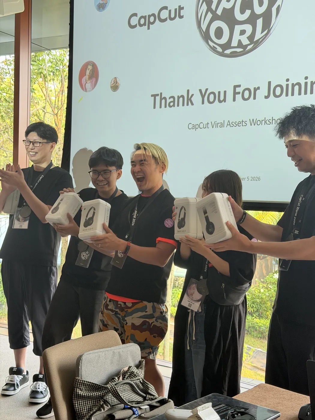 CapCut Viral Assets Workshopの表彰で、ほかの受賞者と並んで記念品を受け取るマーク