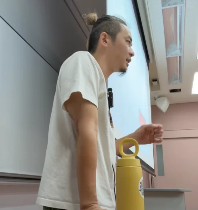 実践女子大学にて、学生に映像制作の面白さを伝える講義風景1